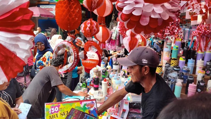 Warga berburu perlengkapan lomba hingga hadiah menjelang perayaan Hari Kemerdekaan ke-81 RI pada 17 Agustus di Pasar Jatinegara, Jakarta Timur.