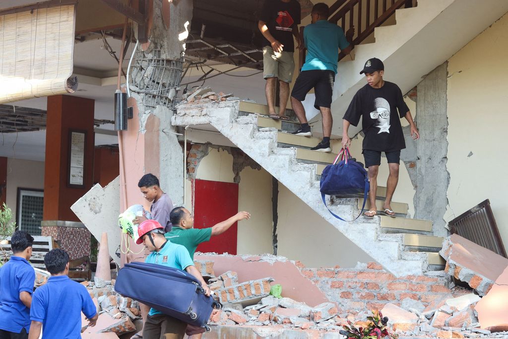 Warga dievakuasi dari bangunan Hotel Jayakarta yang runtuh akibat gempa bermagnitudo 7,7 di Labuan Bajo, Nusa Tenggara Timur, Indonesia, Sabtu (15/8/2026). (REUTERS/Stringer)