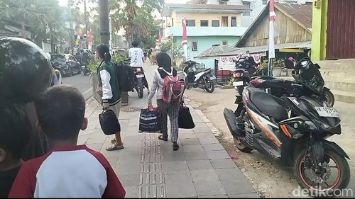 Warga pesisir di Labuan Bajo, Manggarai Barat, NTT, berhamburan meninggalkan rumah akibat gempa mengguncang wilayah tersebut, Sabtu (15/8/2026) pagi. (Foto: Ambrosius Ardin/detikBali)