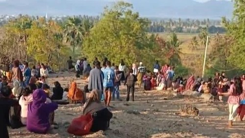 Warga pesisir Kabupaten Bima, NTB, mengevakuasi diri ke perbukitan seusai gempa NTT pada Sabtu (15/8/2026). (Foto: Dok. Istimewa)