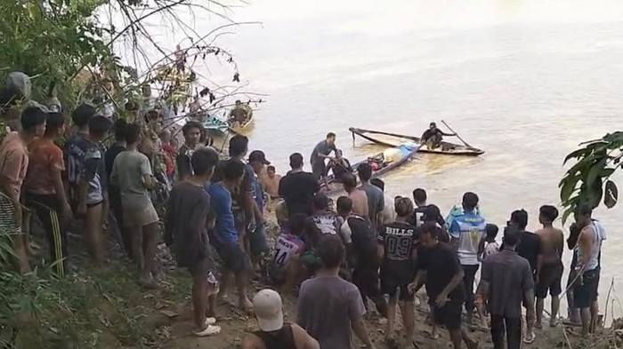 Warga saat membantu proses pencarian pemancing yang tenggelam karena perahu karam di Tebo, Jambi
