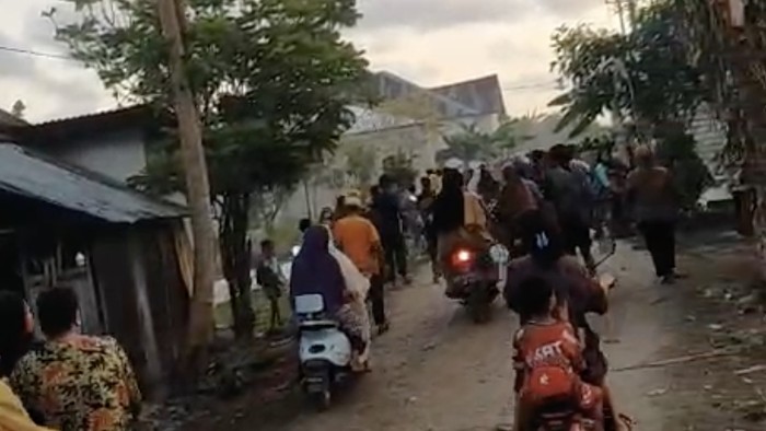 Warga Selayar mengevakuasi diri ke perbukitan akibat peringatan dini tsunami usai gempa M 7,7 mengguncang wilayah NTT. Dokumen Istimewa
