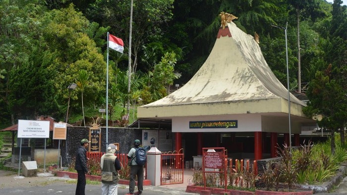 Minahasa memiliki destinasi situs megalitik, yaitu watu pinawetengan. Situs megalitik ini terletak di Desa Pinabetengan, Kecamatan Tompaso, Kabupaten Minahasa.