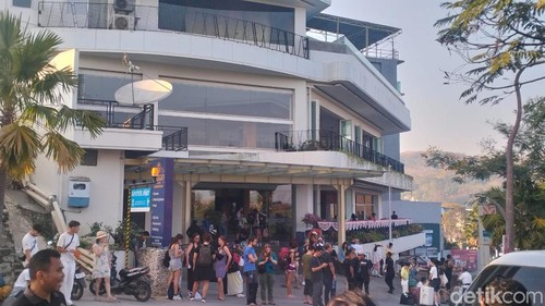 Wisatawan berhamburan keluar dari hotel Zasgo di Labuan Bajo, ManggaraiBarat, NTT, Sabtu (15/8/2026). (Foto:Ambrosius Ardin/detikBali)