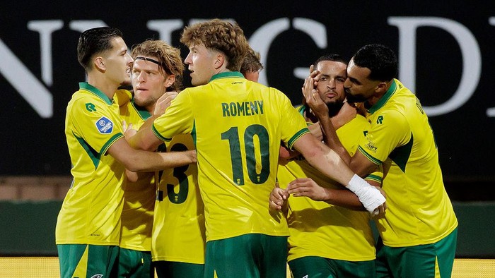 SITTARD, NETHERLANDS - AUGUST 15: Philip Britttijn of Fortuna Sittard celebrates 1-0 with Justin Hubner of Fortuna Sittard, Jasper Dahlhaus of Fortuna Sittard, Ole Romeny of Fortuna Sittard, Mohamed Ihattaren of Fortuna Sittard, Yassin Oukili of Fortuna Sittard  during the Dutch Eredivisie  match between Fortuna Sittard v SC Cambuur at the Fortuna Sittard Stadium on August 15, 2026 in Sittard Netherlands (Photo by Marcel Bonte/Soccrates/Getty Images)