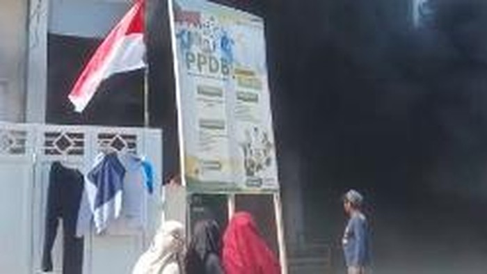 Asap hitam membubung di Pondok Tahfidz Tilawah Raudhatul Quran Yayasan Darul Arqam Bone.