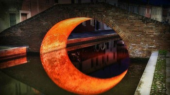 Pasti awalnya kalian melihat ini sebagai bulan kan? Foto: Bored Panda