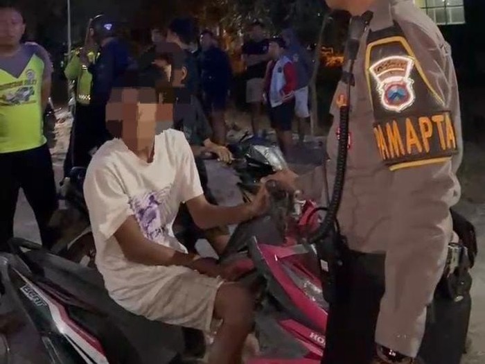Petugas Polres Lamongan menindak sepeda motor yang diduga terlibat dalam aksi balap liar di Jalan Lingkar Utara Lamongan, Sabtu (15/8/2026) dini hari.