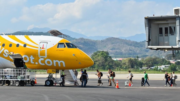 Sejumlah penumpang pesawat menunggu penjemputan setibanya di Bandara Komodo, Manggarai Barat, NTT, Minggu (16/8/2026). Operasional penerbangan di bandara tersebut tetap berjalan secara normal dengan pembatasan pascagempa bumi bermagnitudo 7,7 di wilayah NTT pada Sabtu (15/8). ANTARA FOTO/Fikri Yusuf