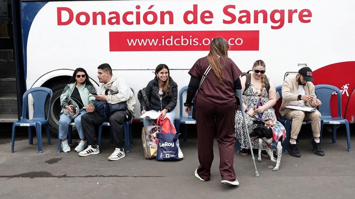 Gempa bumi yang mengguncang Bogota, Kolombia, mendorong warga untuk menunjukkan solidaritas kepada para korban. Salah satu bentuk kepedulian diwujudkan melalui aksi donor darah yang digelar di District Institute of Science, Biotechnology and Health Innovation (IDCBIS), Sabtu (15/8/2026). REUTERS/Jose Vargas Esguerra
