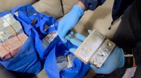 Penampakan Tumpukan Duit-Kepingan Silver dari WN India Penyelundup Emas