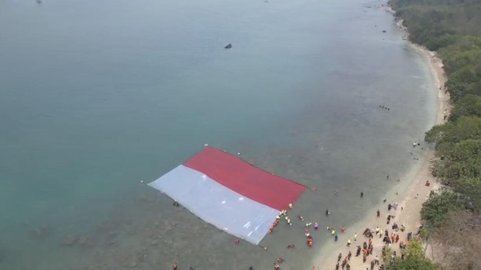 Bendera Merah Putih berukuran raksasa dikibarkan di laut Pulau Merak Besar untuk menyambut HUT ke-81 RI.
