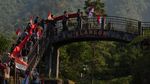 Bendera Merah Putih Raksasa Berkibar di Lereng Gunung Merapi