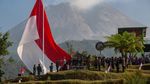 Bendera Merah Putih Raksasa Berkibar di Lereng Gunung Merapi