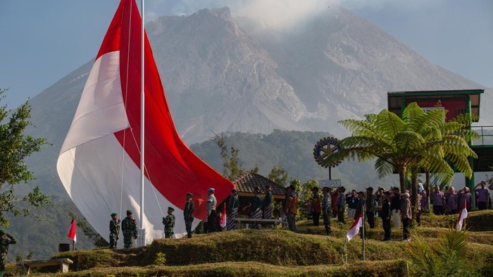 Petugas membawa Bendera Merah Putih raksasa yang akan dikibarkan saat upacara di lereng Gunung Merapi, Bukit Klangon, Cangkringan, Sleman, D.I. Yogyakarta, Minggu (16/8/2026). Pengibaran Bendera Merah Putih berukuran 9x6 meter tersebut diikuti ribuan peserta dari berbagai elemen masyarakat dalam memperingati HUT ke-81 RI.   ANTARA FOTO/Andreas Fitri Atmoko