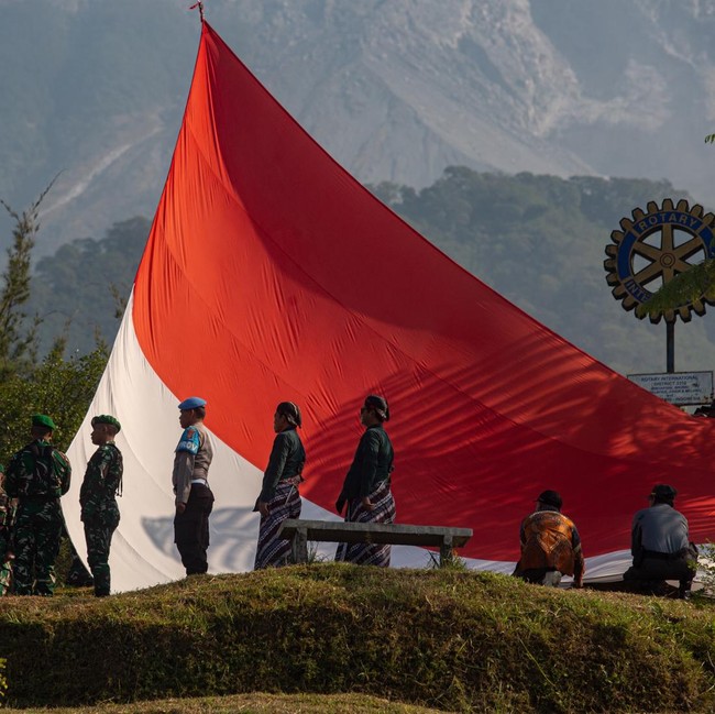 Bendera Merah Putih Raksasa Berkibar di Lereng Gunung Merapi