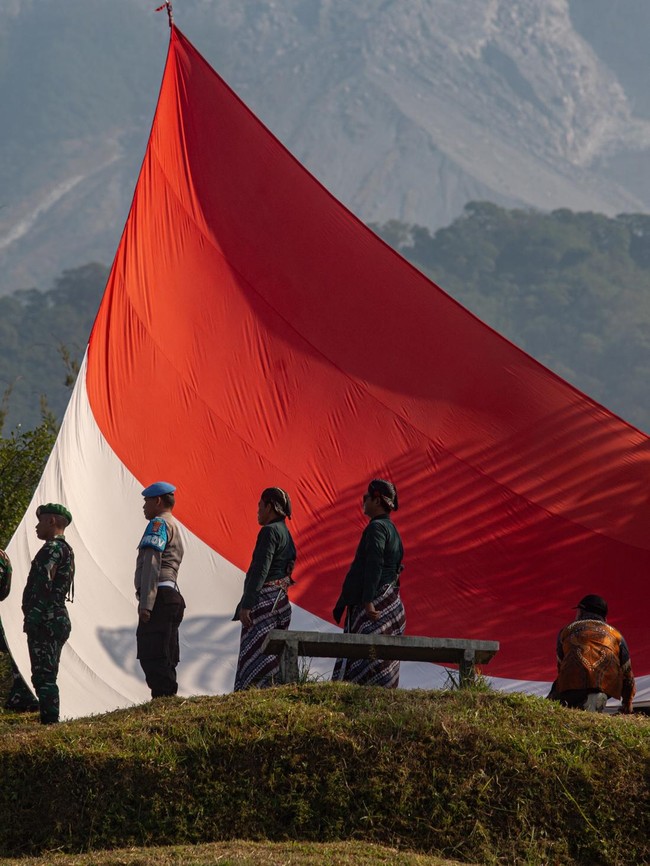 Bendera Merah Putih Raksasa Berkibar di Lereng Gunung Merapi