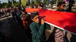 Bendera Merah Putih Raksasa Berkibar di Lereng Gunung Merapi