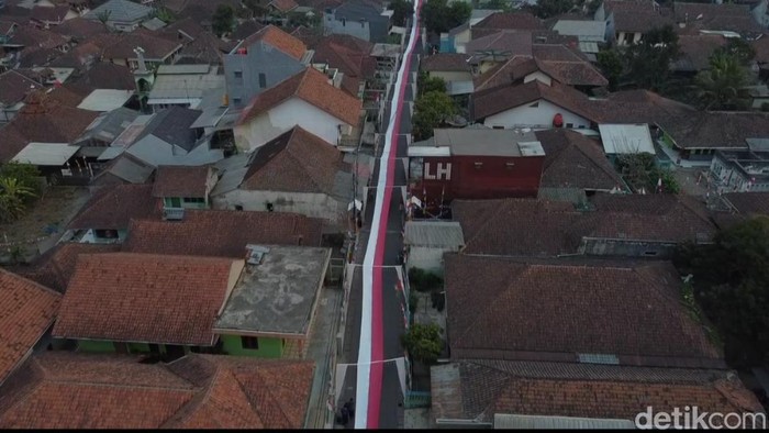 Bendera merah putih sepanjang 300 meter membentang di Sumedang.