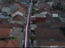 Menelusuri Kanopi Merah Putih Sepanjang 300 Meter di Cimalaka