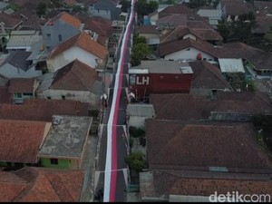 Menelusuri Kanopi Merah Putih Sepanjang 300 Meter di Cimalaka