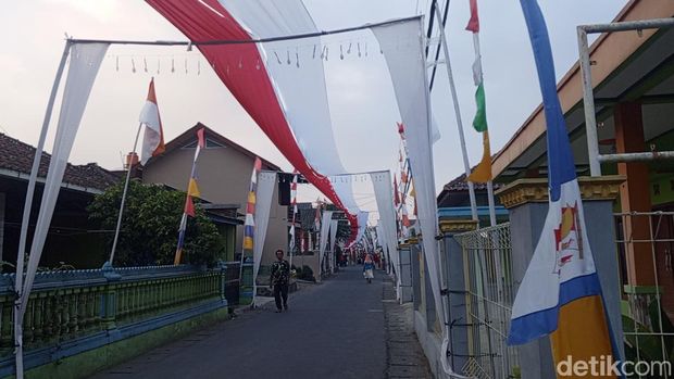 Bendera merah putih sepanjang 300 meter membentang di Sumedang. Bendera merah putih sepanjang 300 meter membentang di Sumedang.