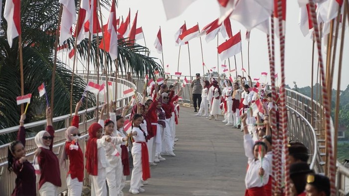 Bendera Merah Putih yang dikibarkan di  Jembatan Arasy Jambi