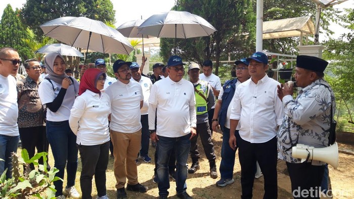 Bupati Boyolali, Agus Irawan bersama Dirut AirNav Indonesia, dan Direktur PT Taspen dan Jasindo, meninjau Siti Hinggil Garden Desa Kembang Kuning, Minggu (16/8/2026).