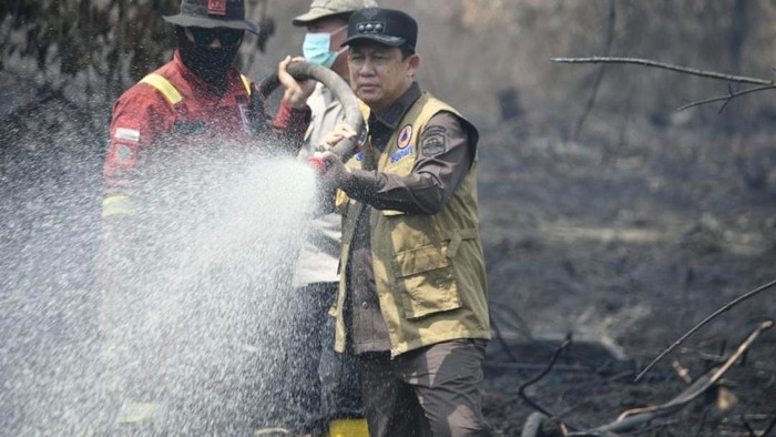 Bupati Muaro Jambi Bambang Bayu Suseno Ikut Padamkan Api Karhutla