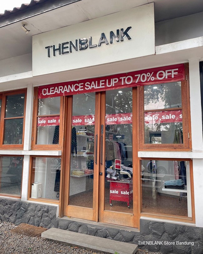 Adapun THENBLANK yang diskon hingga 70%. Baju untuk hangout dan kerja bisa didapatkan dengan harga miring di tokonya. Foto: Instagram