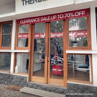 Adapun THENBLANK yang diskon hingga 70%. Baju untuk hangout dan kerja bisa didapatkan dengan harga miring di tokonya. Foto: Instagram