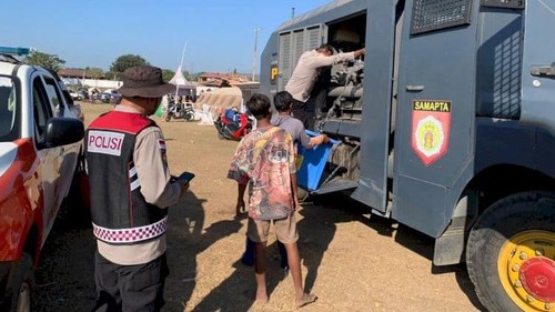 Polisi saat mendistribusikan kebutuhan logistik bagi korban bencana gempa bumi di Pulau Flores, NTT, Minggu (16/8/2026). (Dok. Polda NTT).