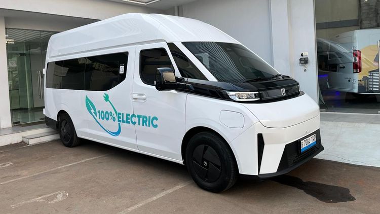 Tanpa Bising Mesin Diesel, Ini Penampakan Mobil Travel Listrik Farizon Supervan