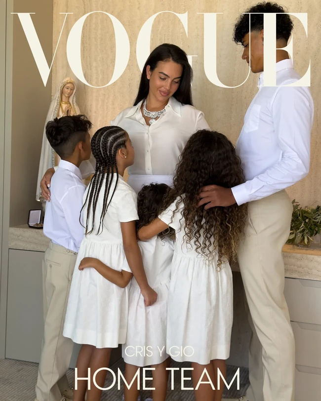 Direktur artistik Gucci Demna secara khusus mendandani pasangan tersebut untuk momen ini. Busana anak-anak mereka juga dibuat senada sehingga seluruh keluarga tampil harmonis dalam foto pernikahan. (Foto: Vogue/Juergen Teller)