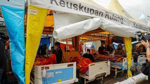 Pasien gempa M 7 di NTT menjalani perawatan di tenda-tenda, Minggu (16/8/2026).
