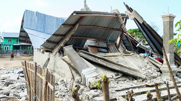 Gempa bumi yang mengguncang wilayah Manggarai, Nusa Tenggara Timur (NTT), menyebabkan sejumlah bangunan mengalami kerusakan. Salah satu rumah warga terlihat rusak parah setelah terdampak guncangan gempa. REUTERS