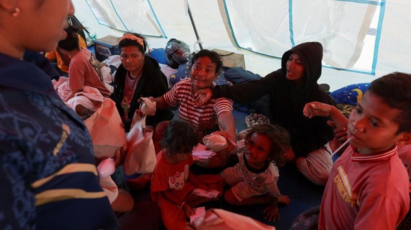Gempa NTT Sisakan Duka, Warga Maumere Bertahan di Pengungsian dan Antre Makanan