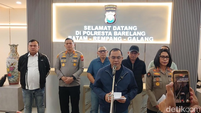 Wakabareskrim Polri Irjen Nunung Syaifuddin saat menyampaikan keterangan mengenai penyergapan letak pertaruhan di Batam, Minggu (16/8/2026).