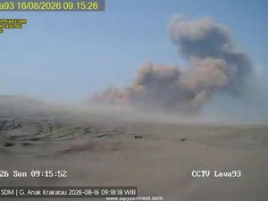 Erupsi Gunung Anak Krakatau, Dentuman Terasa di Lampung hingga Jabar
