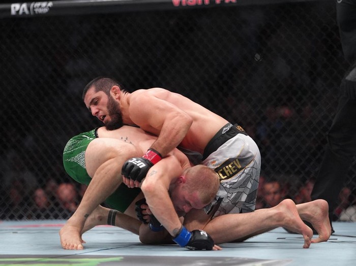 Aug 15, 2026; Philadelphia, Pennsylvania, USA; Islam Makhachev (red gloves) fights against Iah Machado Garry (blue gloves) in the welterweight title bout during UFC 330 at Xfinity Mobile Arena. Mandatory Credit: Kyle Ross-Imagn Images