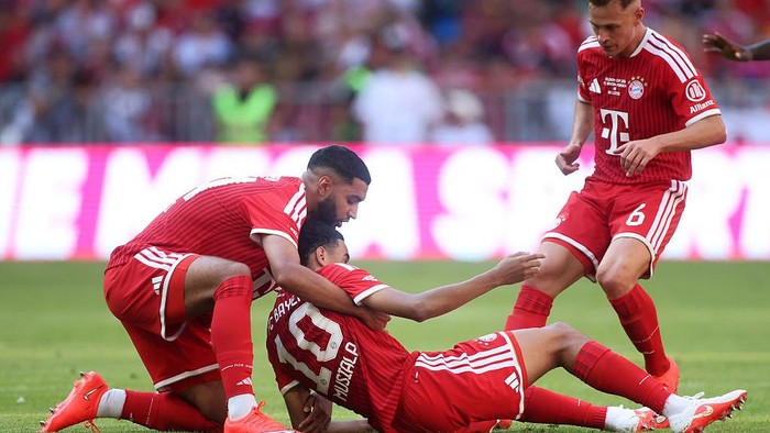 MUNICH, GERMANY - AUGUST 15: Ismael Saibari of Bayern Munich helps teammate Jamal Musiala who appears injured after going to ground during the Telekom Cup match between FC Bayern Mnchen and RB Leipzig at Allianz Arena on August 15, 2026 in Munich, Germany. (Photo by Alex Grimm/Getty Images)