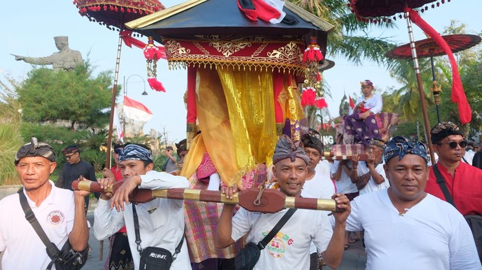Umat Hindu mengarak joli atau tandu tradisional yang membawa pasangan pengantin dalam tradisi pernikahan agung khas Bali di Puri Agung Singasana, Tabanan, Bali, Minggu (16/8/2026). Keluarga kerajaan di Kabupaten Tabanan kembali menggelar upacara pernikahan tradisional setelah vakum selama 60 tahun untuk melestarikan warisan budaya leluhur yang hampir punah. ANTARA FOTO/Nyoman Hendra Wibowo