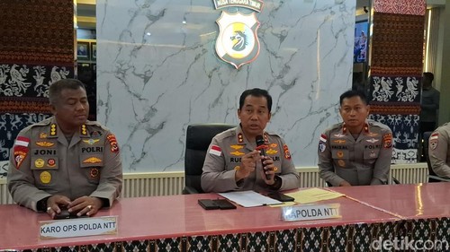 Kapolda NTT Irjen Rudi Darmoko saat memberikan keterangan pers bersama Wakapolda NTT Brigjen Faizal dan sejumlah PJU di Mapolda NTT, Minggu (16/8/2026).