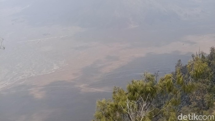 Kabut tebal menyelimuti kawasan Gunung Bromo di tengah proses penanganan kebakaran lahan. Meski kondisi secara umum mulai terkendali, aktivitas di kawasan Taman Nasional Bromo Tengger Semeru (TNBTS) masih dibatasi.