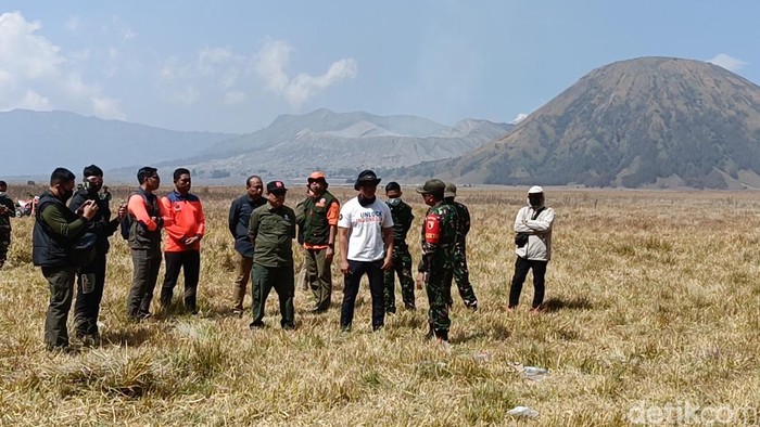 Tim gabungan masih bersiaga di kawasan TNBTS untuk melakukan pemantauan dan pendinginan. Langkah ini dilakukan guna mengantisipasi munculnya bara api di bawah permukaan tanah yang berpotensi memicu kebakaran kembali.