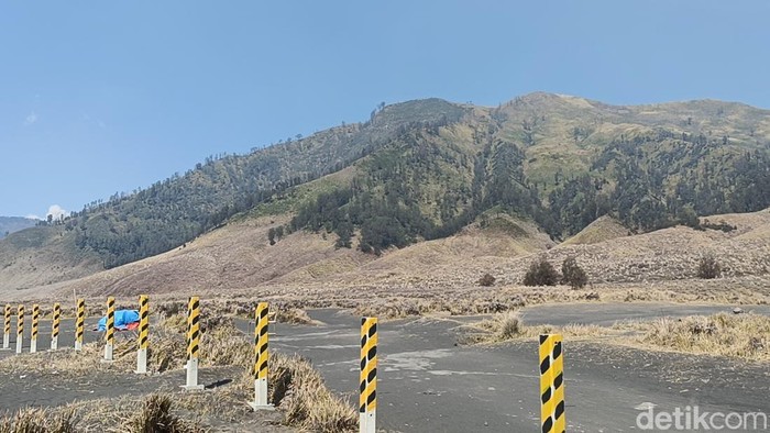Hamparan kawasan Gunung Bromo di Jawa Timur terlihat setelah kebakaran hutan dan lahan berhasil dikendalikan, Minggu (16/8/2026). Satgas Karhutla mencatat luas lahan yang terdampak mencapai sekitar 1.120,3 hektare.