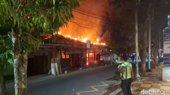 Kebakaran rumah makan di Bintor, Demak, pada Minggu (16/8/2026) dini hari.