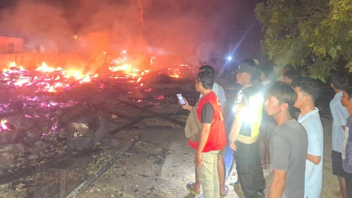 Kebakaran hanguskan tiga rumah di Desa Godan, Tawangharjo, Grobogan, Sabtu (15/8/2026).