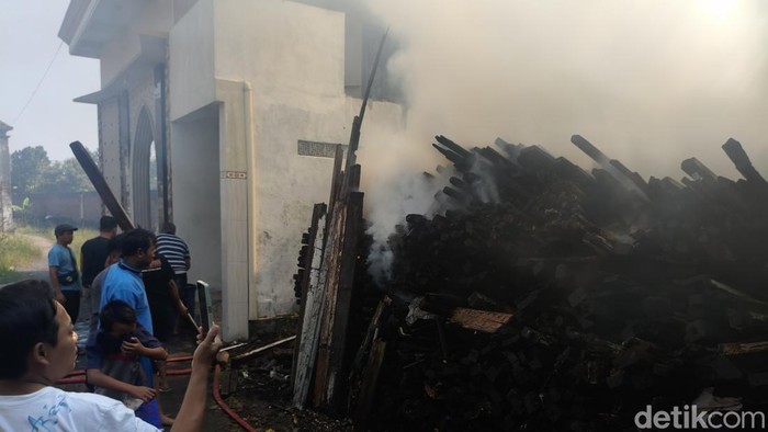 Kebakaran ruko berbahan kayu di Wonoayu, Sidoarjo.