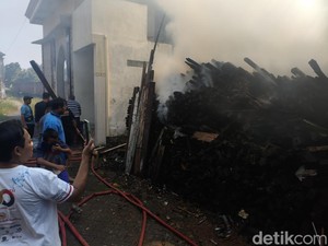 Ruko Bahan Kayu di Sidoarjo Terbakar, Api Nyaris Merembet ke Masjid